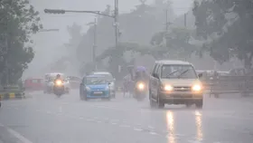 Monsoon Update: बिहार में मानसून की दस्तक, कई राज्यों में भारी बारिश का अलर्ट, जानें दिल्ली-यूपी में कैसा रहेगा मौसम